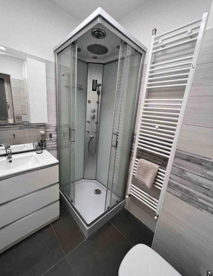 Pregevole Duplex A 1 Minuto Dalla Metro Apartment Коленьо Екстериор снимка